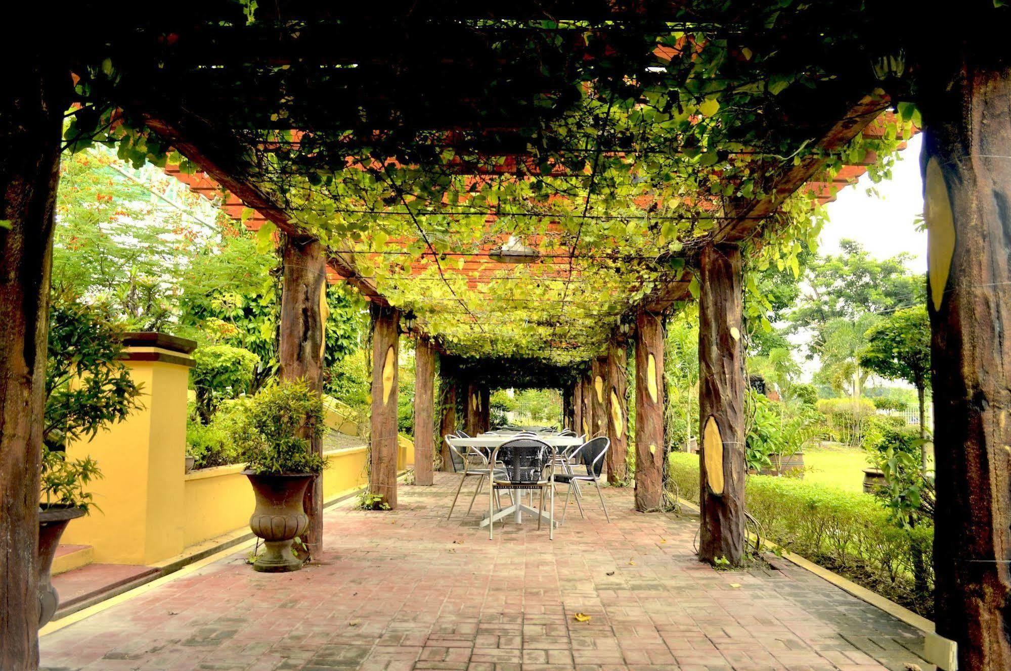 Luisita Central Park Hotel Tarlac City Buitenkant foto